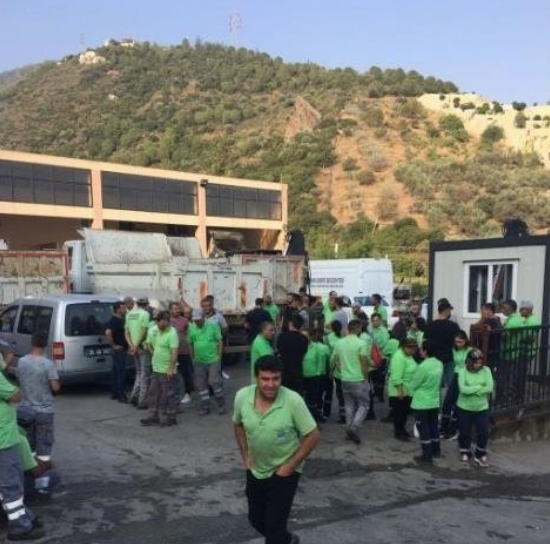Foto - CHP'li belediyelerde taksitle maaş isyanı! İzmir'de ücretini alamayan işçiler iş bıraktı
