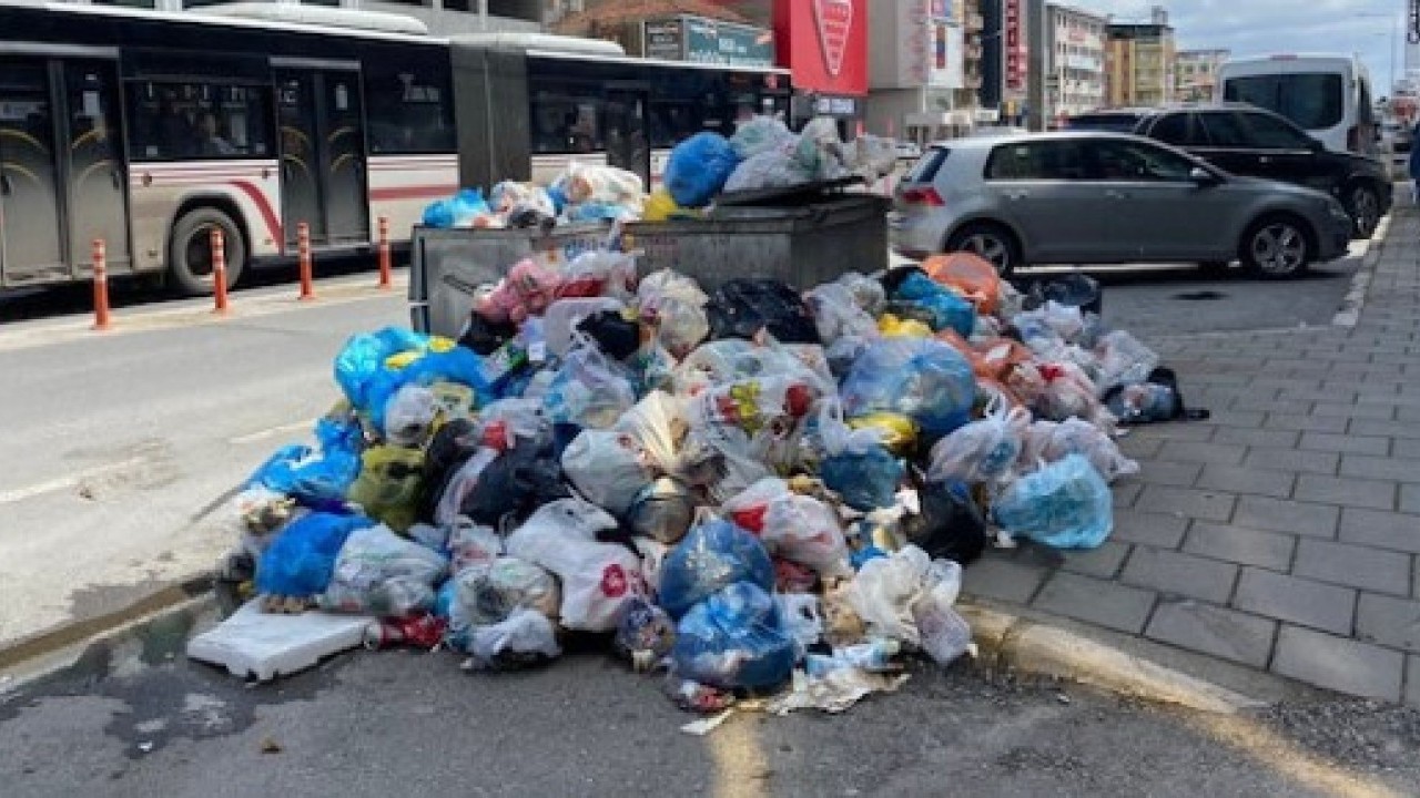 Foto - CHP'li Belediye'ye isyan: 'Sözünüzün arkasında durmadınız çöpünüzün arkasında durun'