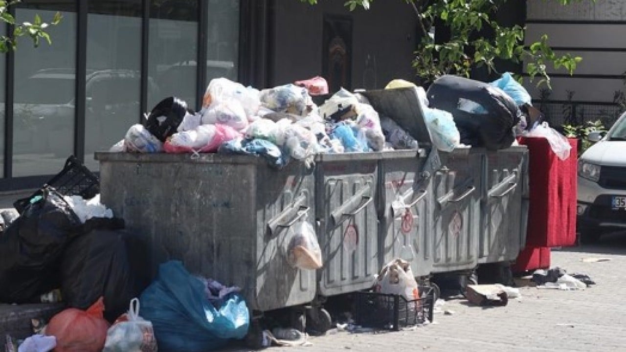 CHP'li Belediye'ye isyan: 'Sözünüzün arkasında durmadınız çöpünüzün arkasında durun'