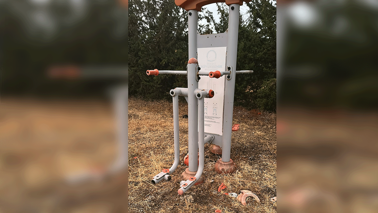 Foto - CHP’li belediyeye tepki yağıyor! Park ve çocuk oyun alanları çürümeye terk edildi