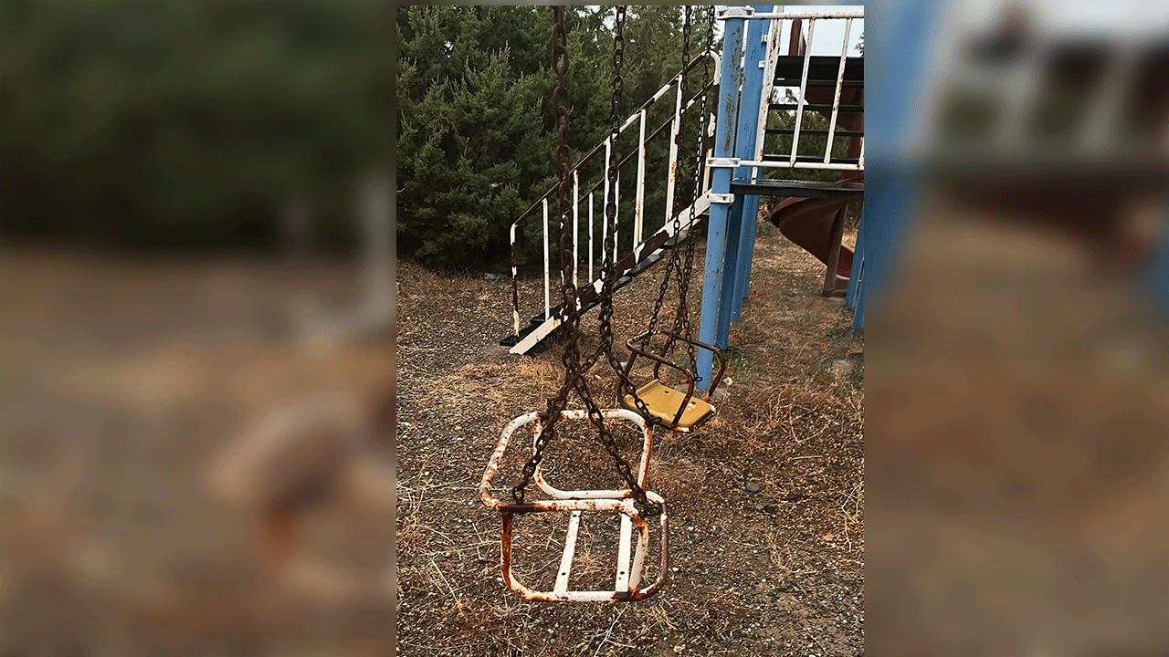 Foto - CHP’li belediyeye tepki yağıyor! Park ve çocuk oyun alanları çürümeye terk edildi