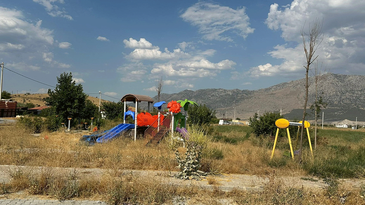 Foto - CHP’li belediyeye tepki yağıyor! Park ve çocuk oyun alanları çürümeye terk edildi