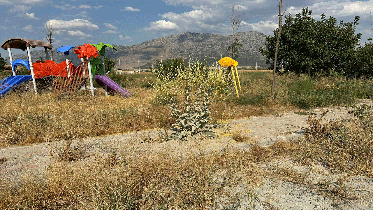 Foto - CHP’li belediyeye tepki yağıyor! Park ve çocuk oyun alanları çürümeye terk edildi
