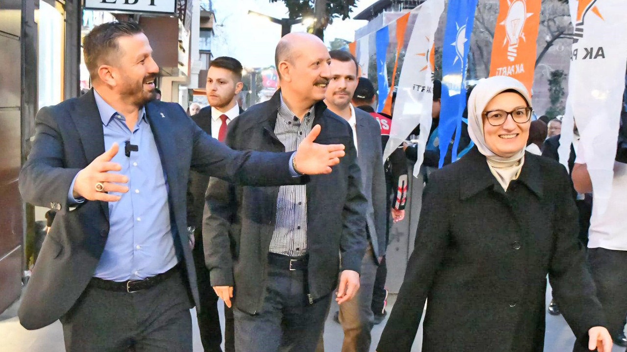 Foto - CHP’li büyükşehirde AK Parti iftarı… İlin en işlek caddesi kapatıldı sofralarlar kuruldu… Binlerce kişi bu iftarda buluştu