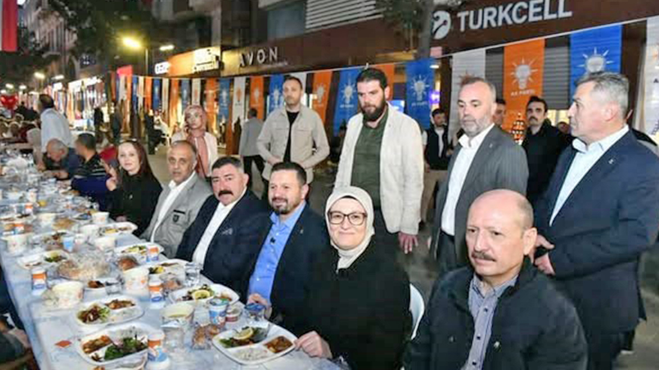 Foto - CHP’li büyükşehirde AK Parti iftarı… İlin en işlek caddesi kapatıldı sofralarlar kuruldu… Binlerce kişi bu iftarda buluştu