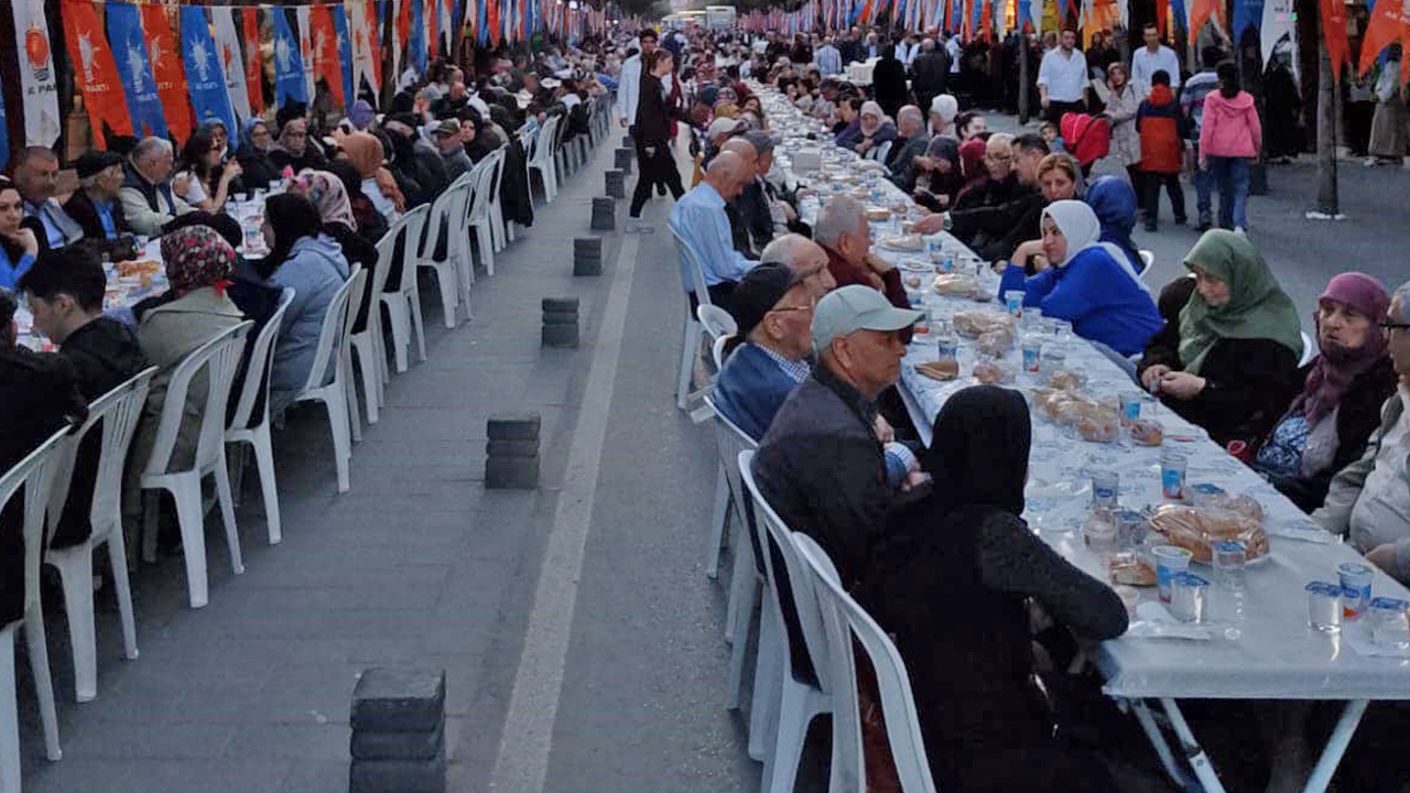 Foto - CHP’li büyükşehirde AK Parti iftarı… İlin en işlek caddesi kapatıldı sofralarlar kuruldu… Binlerce kişi bu iftarda buluştu