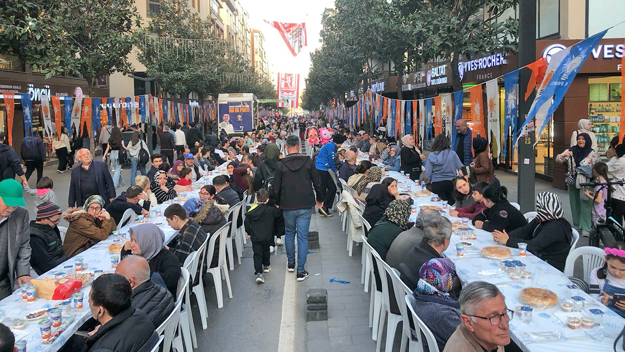 Foto - CHP’li büyükşehirde AK Parti iftarı… İlin en işlek caddesi kapatıldı sofralarlar kuruldu… Binlerce kişi bu iftarda buluştu