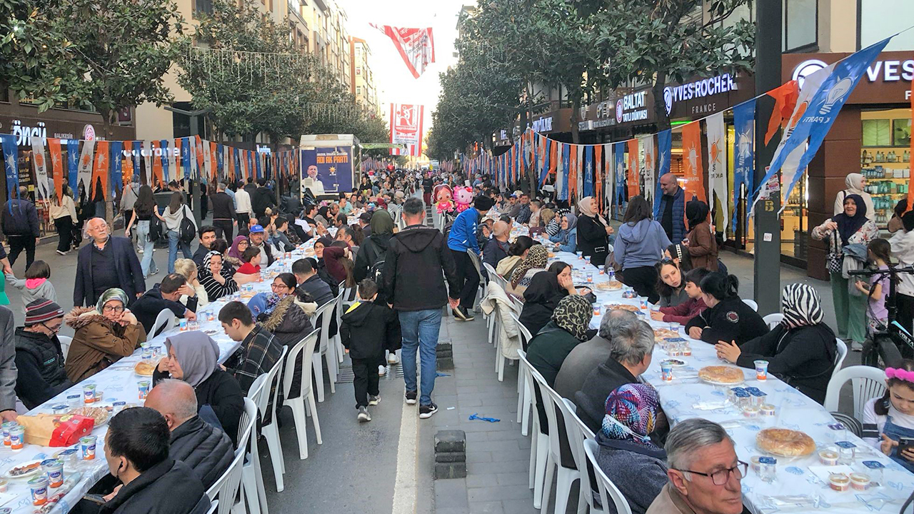 Foto - CHP’li büyükşehirde AK Parti iftarı… İlin en işlek caddesi kapatıldı sofralarlar kuruldu… Binlerce kişi bu iftarda buluştu