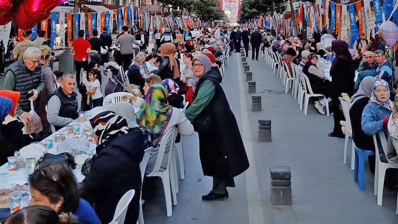 Foto - CHP’li büyükşehirde AK Parti iftarı… İlin en işlek caddesi kapatıldı sofralarlar kuruldu… Binlerce kişi bu iftarda buluştu