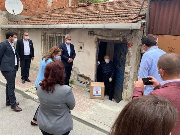 Foto - CHP'li Gamze Akkuş İlgezdi ve beraberindekilerden oluşan heyet yardım dağıtımını şova çevirdi