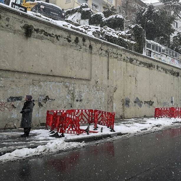 Foto - Gezici tayfa kafayı kuma gömdü! CHP'li İBB'nin ağaç katliamına AK Parti'den sert cevap