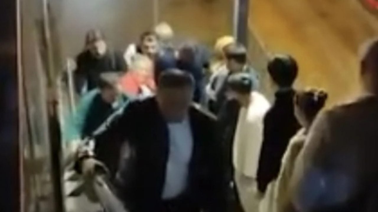 Foto - CHP’li İBB’nin arızalı asansörleri skandala yol açtı! Engellinin çilesini halk sırtladı