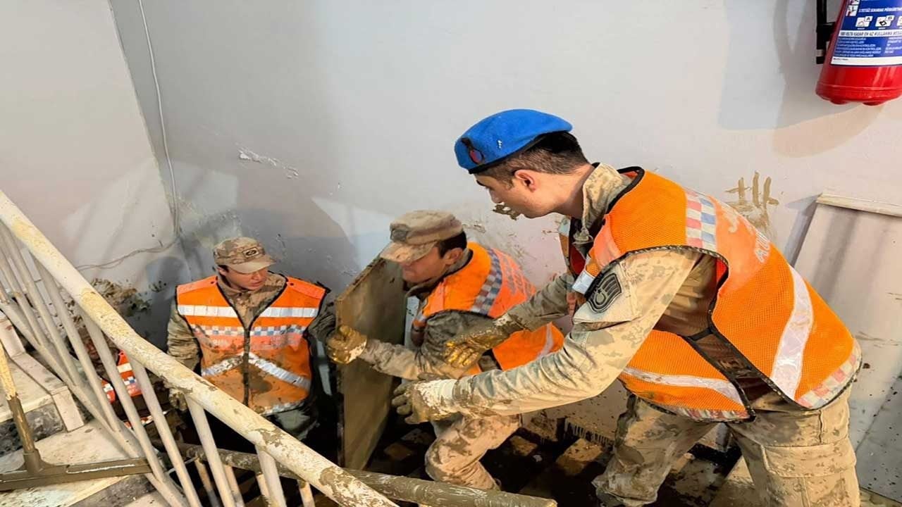 Foto - CHP'li İBB'nin beceriksizliği İstanbul'u sel sularına teslim etti! Sahada yine kahraman Jandarma var!