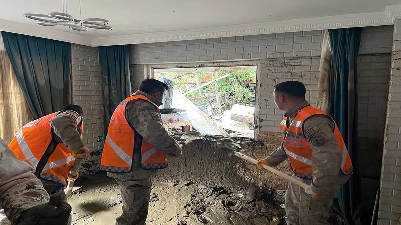Foto - CHP'li İBB'nin beceriksizliği İstanbul'u sel sularına teslim etti! Sahada yine kahraman Jandarma var!