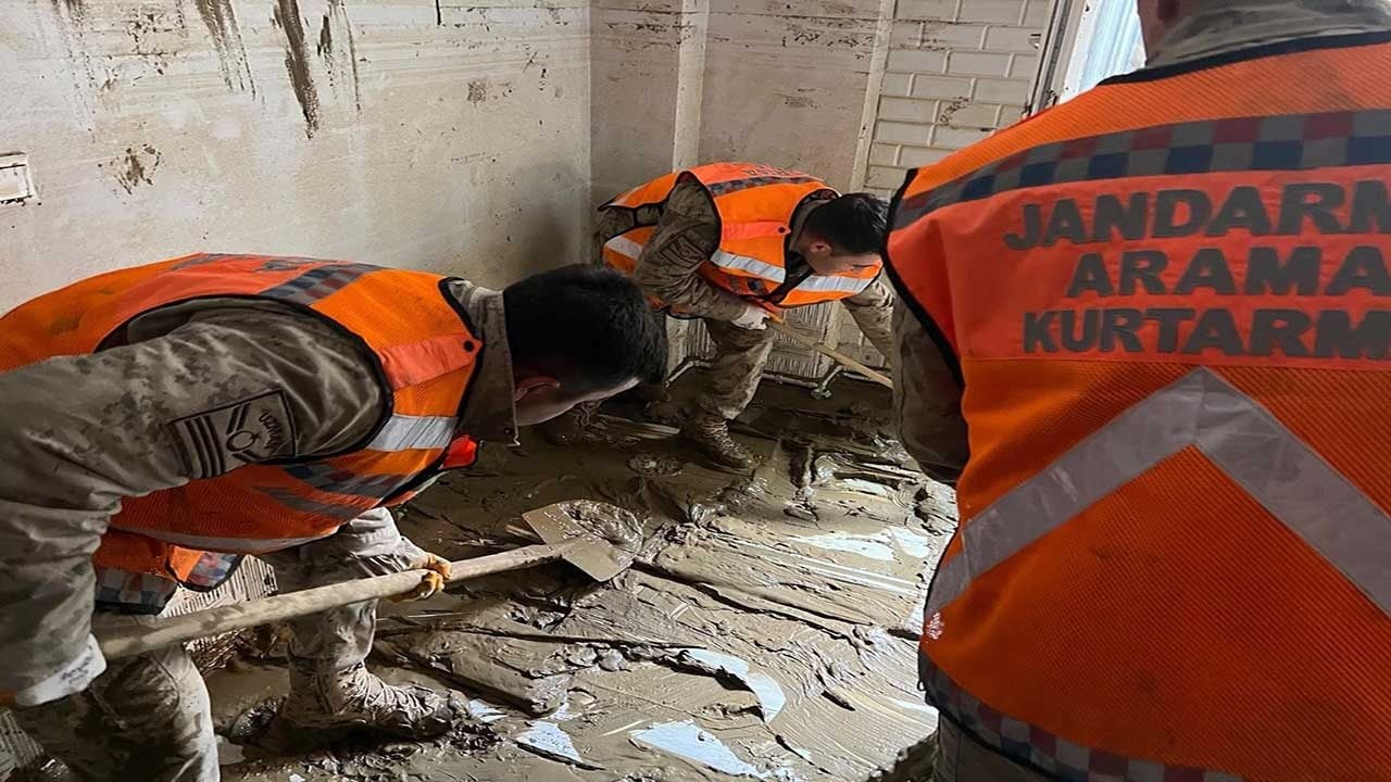Foto - CHP'li İBB'nin beceriksizliği İstanbul'u sel sularına teslim etti! Sahada yine kahraman Jandarma var!