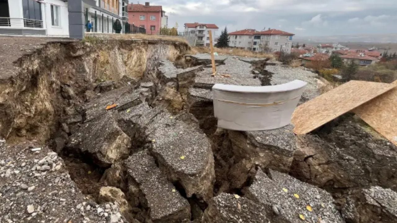 Foto - CHP’li İBB'nin denetimsizliği felakete davetiye çıkardı: Pendik’te korkutan heyelan! 9 katlı bina boşaltıldı