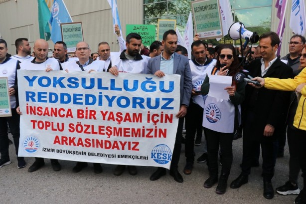 Foto - CHP'li İzmir Büyükşehir Belediyesi çalışanlarından eylem: Sadaka mahiyetindeki zamları kabul etmiyoruz