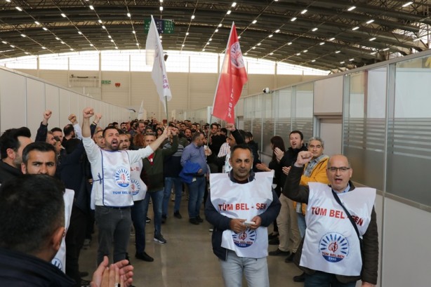 Foto - CHP'li İzmir Büyükşehir Belediyesi çalışanlarından eylem: Sadaka mahiyetindeki zamları kabul etmiyoruz