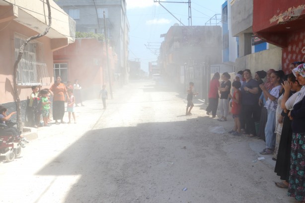 CHP'li Seyhan Belediyesi bir mahalleyi tozlar içinde bıraktı!