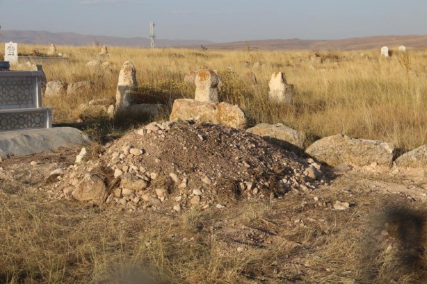 Foto - CHP'li SİHA Sezgin'in arkasından yas tuttuğu teröristin mezarı!