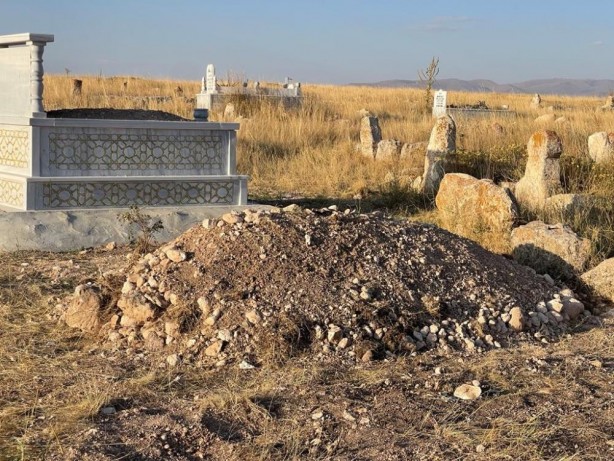 Foto - CHP'li SİHA Sezgin'in arkasından yas tuttuğu teröristin mezarı!