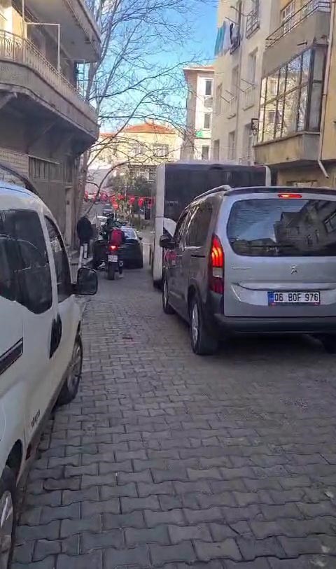 Foto - CHP'li vekilin aracının hatalı parkı vatandaşları mahsur bıraktı
