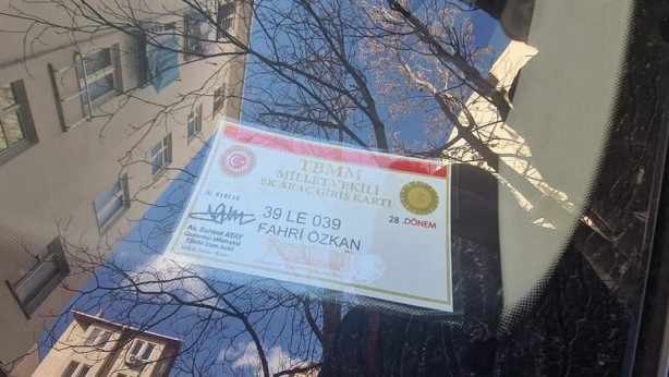 Foto - CHP'li vekilin aracının hatalı parkı vatandaşları mahsur bıraktı