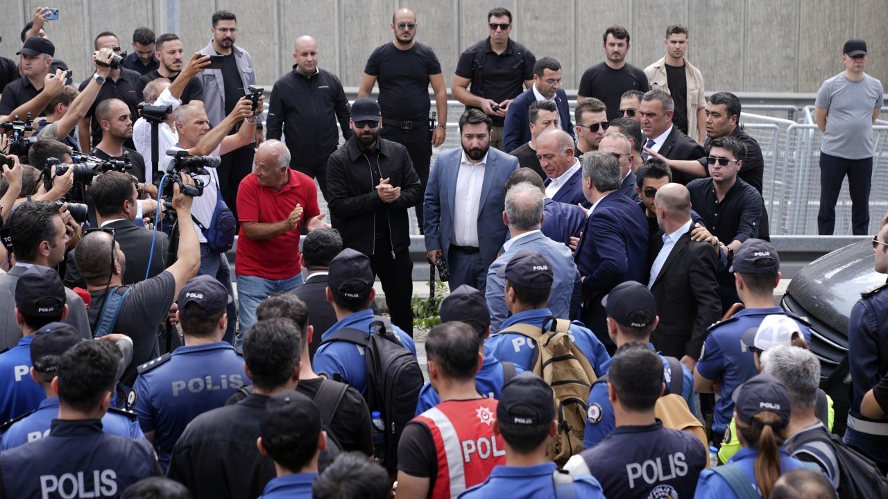Foto - CHP’liler bunu beklemiyordu işte: CHP'li vekillerin kayyum nöbeti işe yaramadı: Flaş haber az önce geldi