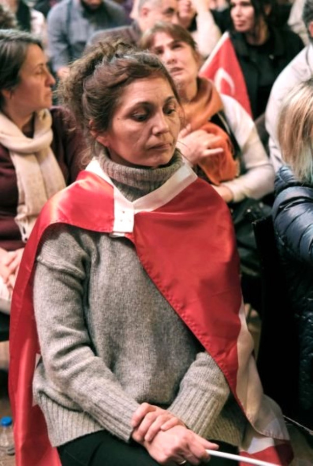 CHP'lilerin gözü yaşlı... Seçimleri böyle izlediler