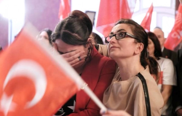 Foto - CHP'lilerin gözü yaşlı... Seçimleri böyle izlediler