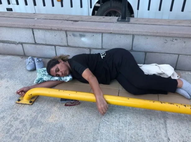 Foto - CHP'nin emekçilere zulmü! Tuvalet yasak, yerde yatıyorlar