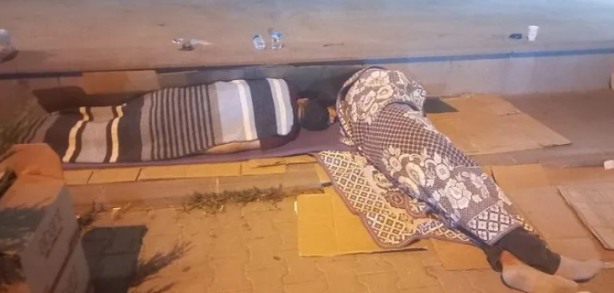 Foto - CHP'nin emekçilere zulmü! Tuvalet yasak, yerde yatıyorlar