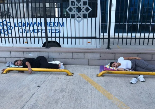 Foto - CHP'nin emekçilere zulmü! Tuvalet yasak, yerde yatıyorlar