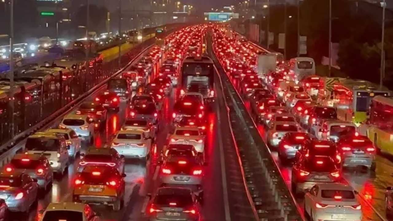 CHP'nin yönetimindeki İstanbul'da hayat bugün de durdu