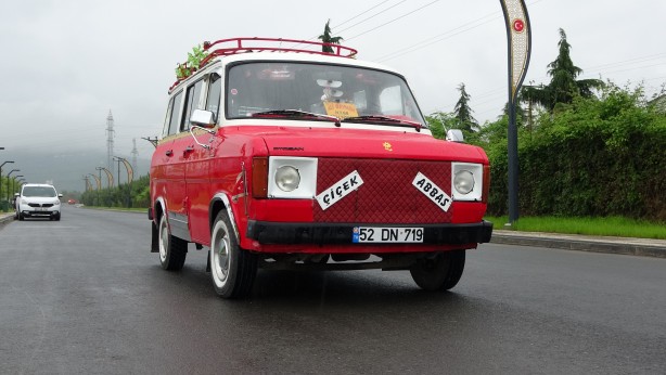 Çiçek Abbas detay... Hurda minibüsün son hali şaşına çevirdi!