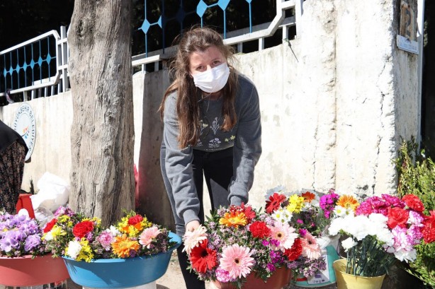Foto - Çiçek satarak kızına para gönderiyordu: Şok eden gerçek ortaya çıktı