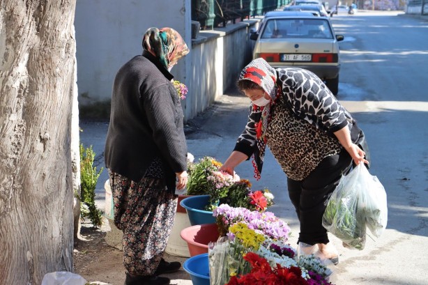 Foto - Çiçek satarak kızına para gönderiyordu: Şok eden gerçek ortaya çıktı