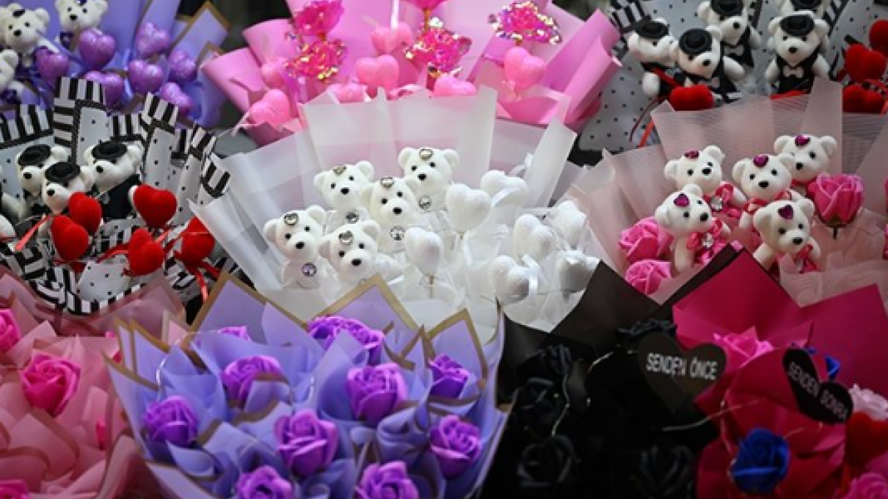 Çiçekçilerde 14 Şubat mesaisi! Bakın en çok hangisi tercih eidliyor