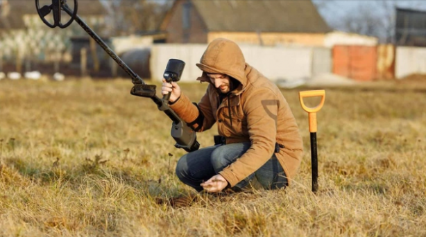Foto - Çiftçi adam tarlasında detektörle aramaya başladı! Detektör ötmeye başlayınca kazdı ve sonrası büyük sürpriz