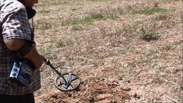 Foto - Çiftçi adam tarlasında detektörle aramaya başladı! Detektör ötmeye başlayınca kazdı ve sonrası büyük sürpriz