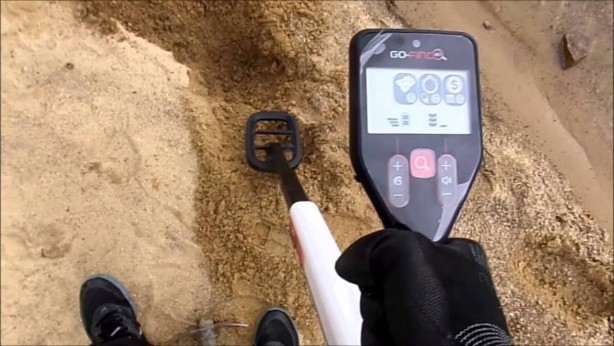 Çiftçi adam tarlasında detektörle aramaya başladı! Detektör ötmeye başlayınca kazdı ve sonrası büyük sürpriz