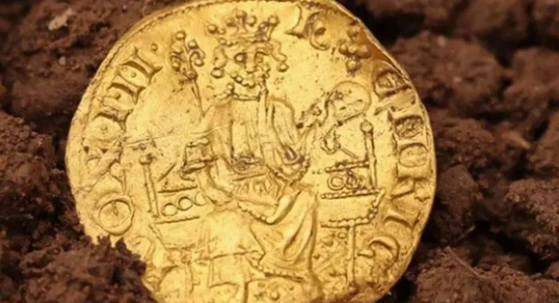 Foto - Çiftçi kazmayı vurdukça topraktan altın fışkırdı! Mısır tarlasından servet çıktı 