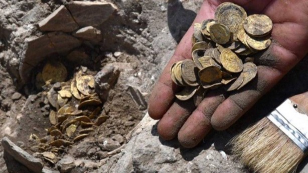 Foto - Çiftçi kazmayı vurdukça topraktan altın fışkırdı! Mısır tarlasından servet çıktı 