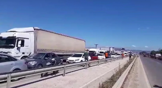 Foto - Çiftçiler domates eylemi yapıp yol kapattı! Hükümet az önce müjdeyi verdi