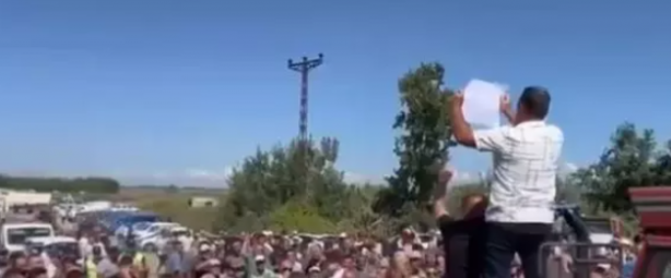 Foto - Çiftçiler domates eylemi yapıp yol kapattı! Hükümet az önce müjdeyi verdi