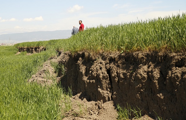 Foto - Çiftçiler şaşkın! Yükseklik farkı 2 metre