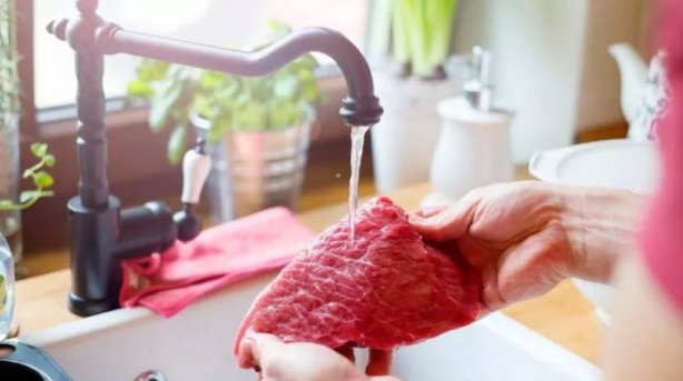 Çiğ et yıkanır mı? Eti yıkıyorsanız bu tehlikeye dikkat