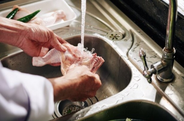 Foto - Çiğ et yıkanır mı? Eti yıkıyorsanız bu tehlikeye dikkat