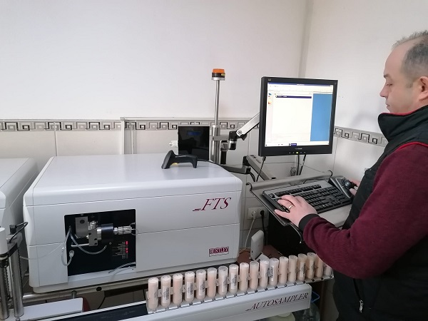 Foto - Çiğ sütler işte böyle analiz ediliyor! 