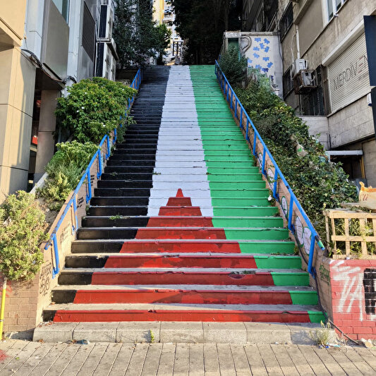 Foto - Cihangir merdivenleri Filistin bayrağı renklerine boyandı